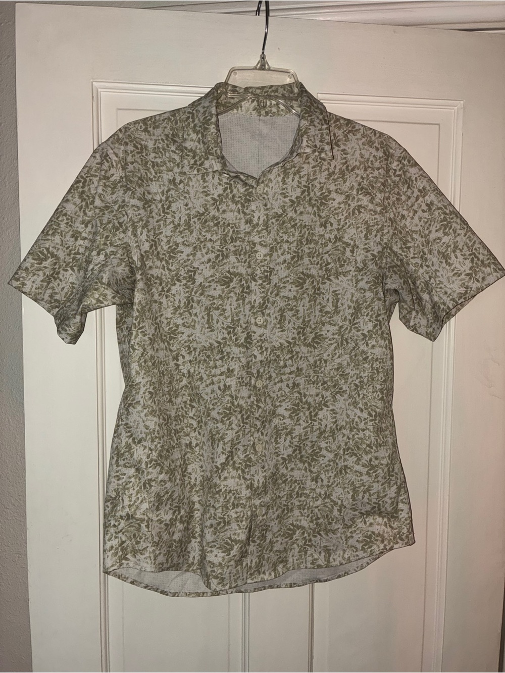 Lululemon Olive Floral Print Short Sleeve Button Up Shirt Medium